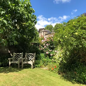 Luxury One Bed Garden Flat-private Parking Bath